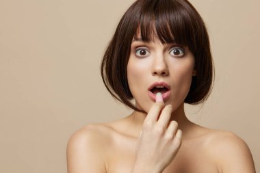 Genç kadın gülümsüyor dudak makyaj cazibesi kısa saç kesimi izole edilmiş arka plan