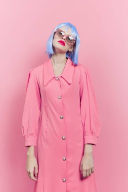 Göz kamaştırıcı bir kadın. Parlak makyaj, güneş gözlüğü stüdyo modeli.