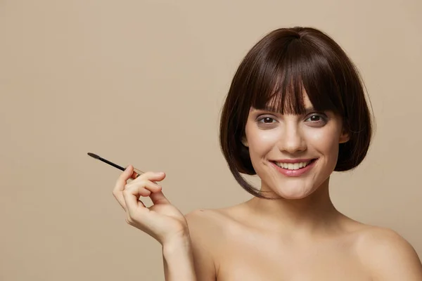 Brünett Mascara Kosmetik attraktiven Look posiert beschnitten Ansicht — Stockfoto