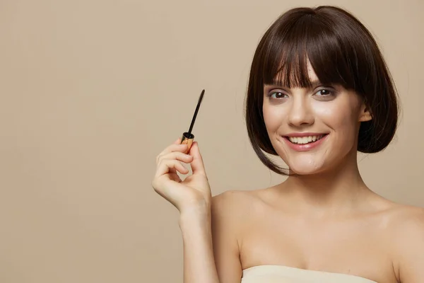 Brunette glimlach mascara charme kort kapsel geïsoleerde achtergrond — Stockfoto