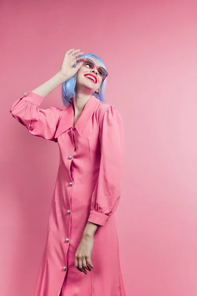 Retrato de una mujer brillante maquillaje moda gafas de sol estilo de vida posando — Foto de Stock