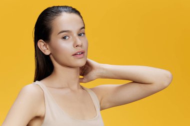 Esmer, temiz yüz bakımı, yakın çekim yaşam tarzı.