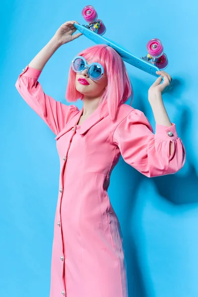 선글라스를 쓴 매력적 인 여성 이 아무런 변화 없이 핑크 가발 스튜디오 모델을 착용하고 있다 — 스톡 사진