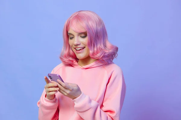 Portret kobieta trzyma telefon pozowanie technologii Styl życia mody — Zdjęcie stockowe