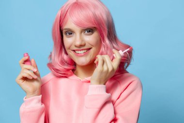 Pembe rujlu, makyajlı, portre çizen kadın.