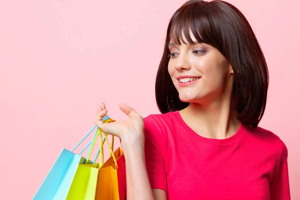 즐거운 생활 방식을 보여 주는 아름다운 여성 쇼핑 감정 — 스톡 사진