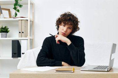 Masada oturan adam siyah süveter dersleri alıyor. Yaşam tarzı teknolojisi.