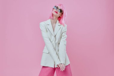 Güneş gözlüğü takan çekici bir kadının portresi. Pembe saçlı. Arka plan değişmemiş.