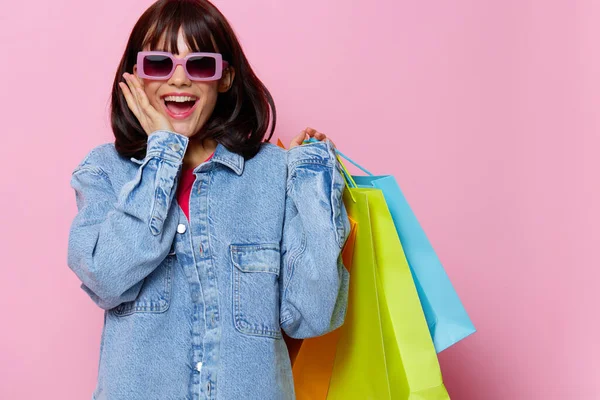 Mulher em óculos de sol compras emoções posando alegria isolado fundo — Fotografia de Stock