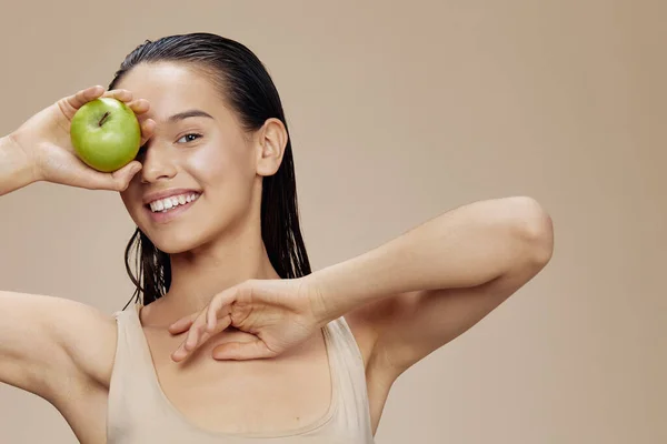 Junge Frau Apfel in den Händen posiert Obst gesunde Lebensmittel frisch beige Hintergrund — Stockfoto