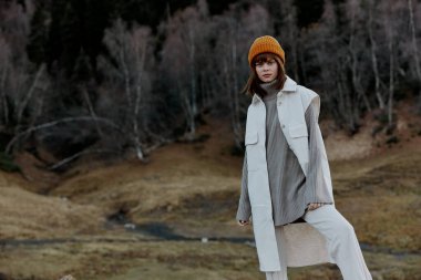 Sonbahar elbiseli kadın, temiz hava ormanlarında geziyor.