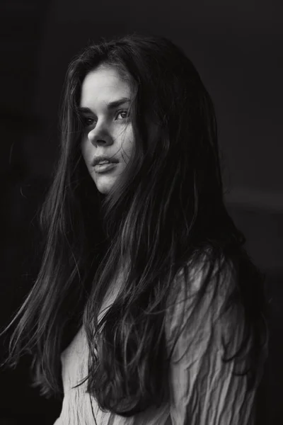 Retrato de uma bela mulher em vestido posando ao ar livre olhar atraente inalterado — Fotografia de Stock