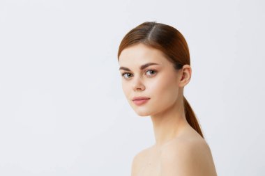 Güzel bir kadın. Çıplak omuzlar. Saf cilt cazibesi.