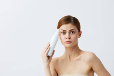 Genç kadın vücut losyonu gençleştirme kozmetik ürünleri izole edilmiş arka plan