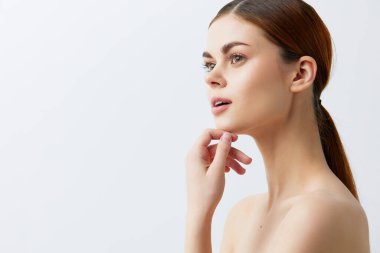 Güzel bir kadın, temiz cilt bakımı pozu veriyor. Çekici görünüyor.