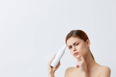 Çıplak omuzlu güzel kadın cilt bakım losyonu. Yakın çekim yaşam tarzı.