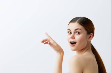 Genç kadın gülümseyen, çıplak omuzlu, beyaz tenli, açık tenli.