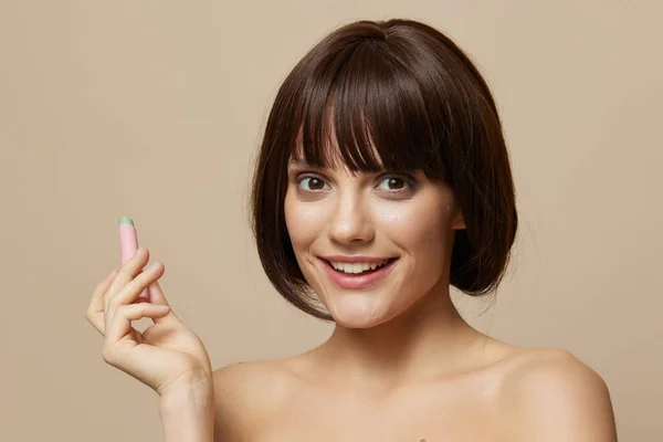 Frau Make-up Lipgloss in der Nähe des Gesichts nackte Schultern isoliert Hintergrund — Stockfoto
