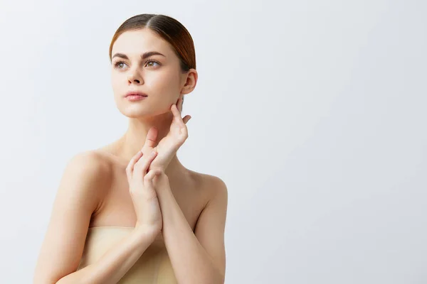 Genç kadın vücut losyonu gençleştirme kozmetik ürünleri izole edilmiş arka plan — Stok fotoğraf
