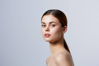 Kadın temiz cilt bakımı pozu veriyor.