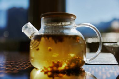 Cam çaydanlık çay ile yakın plan kafe içeceği.