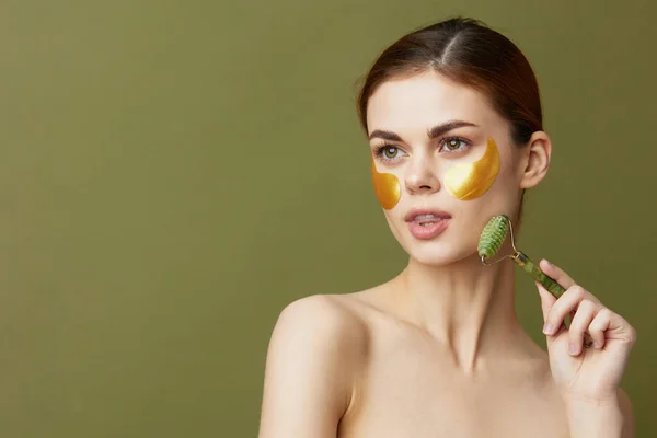 Potret wanita giok gulungan emas tambalan kulit bersih senyum berpose latar belakang hijau — Stok Foto