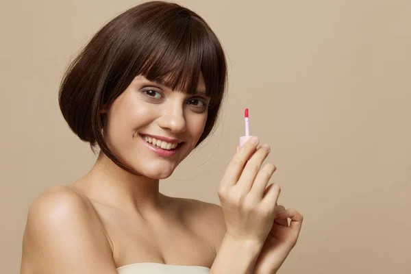 Frau Make-up Lippenstift in der Hand Modell posiert in Nahaufnahme Lifestyle — Stockfoto
