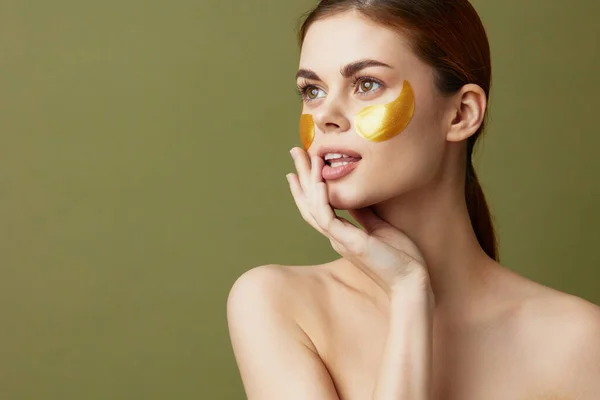 Mulher rejuvenescimento cuidados com a pele diversão após chuveiro massagem facial isolado fundo — Fotografia de Stock