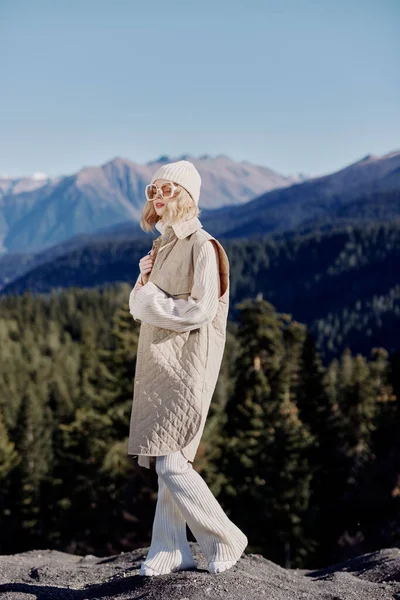 Kobieta moda okulary góry góry góry natura wolność styl życia — Zdjęcie stockowe