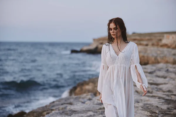 Deniz kıyısında beyaz elbiseli çekici bir kadın. Hiç değişmemiş. — Stok fotoğraf