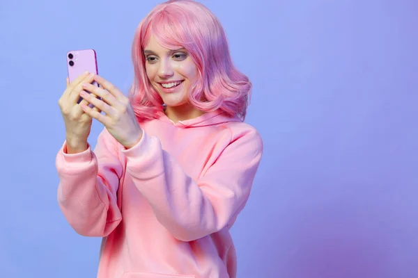 Piękna kobieta selfie uśmiech pozowanie technologia przycięte widok — Zdjęcie stockowe