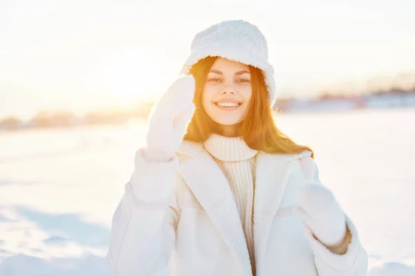 冬服を着た女性が雪の上を歩く — ストック写真