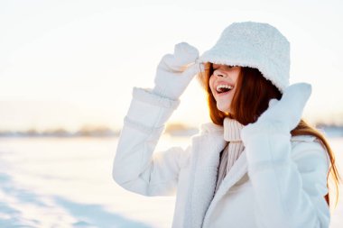 Güzel bir kadın kış havasında poz verir 