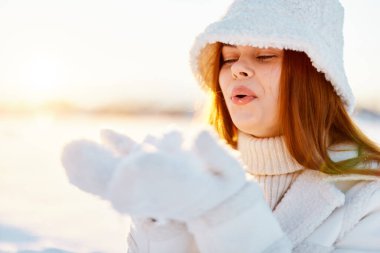 Kış eldivenleri giymiş güzel bir kadın. Yüksek kalite fotoğraf