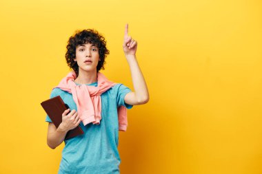 Arka planda not defteri olan mavi tişörtlü adam.