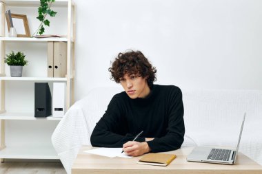 Ergenlik çevrimiçi laptop öğrenme ev içi iletişim