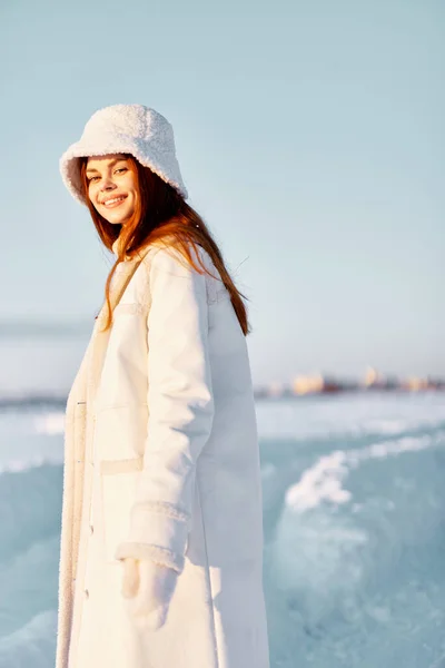 Jovem Mulher Inverno Posando Natureza — Fotografia de Stock