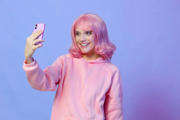 Piękna kobieta selfie uśmiech pozowanie technologia styl życia moda — Zdjęcie stockowe