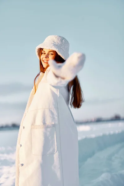 Kış Kıyafetleri Içinde Güzel Bir Kadın Seyahat Ediyor Yüksek Kalite — Stok fotoğraf