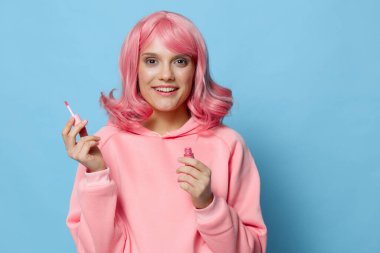 Geçmişinde ruj izi olan pembe saçlı bir kadın. Yüksek kalite fotoğraf