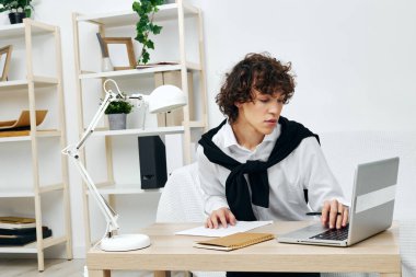 Laptop oturma odasının önündeki koltukta oturan adam.