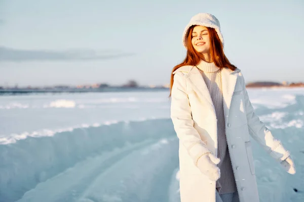 Vacker Kvinna Vinter Väder Poserar Naturen — Stockfoto