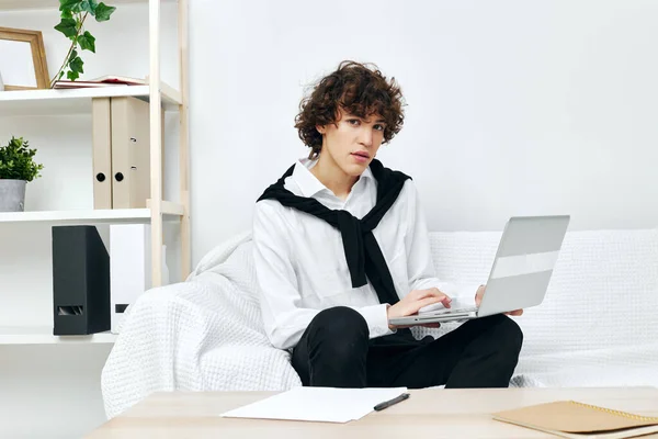 Krullenbol laptop zittend op witte bank online training Lifestyle technologie — Stockfoto