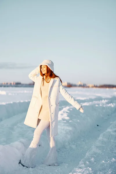 Hübsche Frau Winterkleidung zu Fuß Schnee kalten Urlaub Lifestyle — Stockfoto