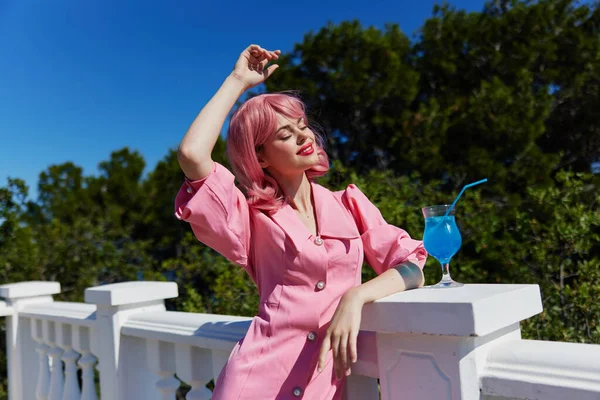 Retrato de mulher bonita com cabelo rosa coquetel de verão refrescante bebida conceito Relaxamento — Fotografia de Stock