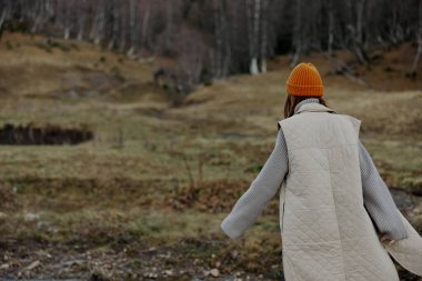 Sonbaharda açık havada yürüyen bir kadının portresi