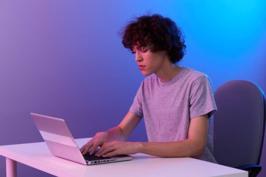 Adam izole edilmiş arka planda online oyunlar oynuyor. Yüksek kalite fotoğraf