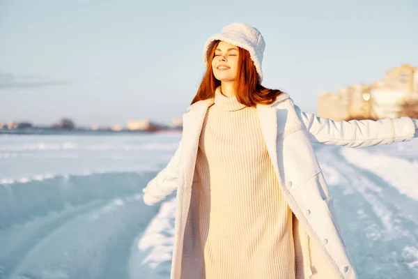 Jovem Mulher Inverno Posando Natureza — Fotografia de Stock