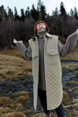 Genç bir kadın eğlence için sonbaharda seyahate çıkar.