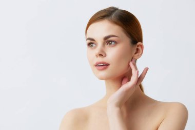 Arka planda poz veren kadın portresi. Yüksek kalite fotoğraf